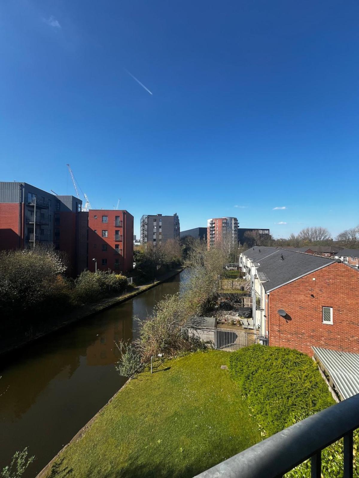 Serene 2-Bed Flat With Canal Views - Coop Live & Ethiad Manchester Eksteriør bilde