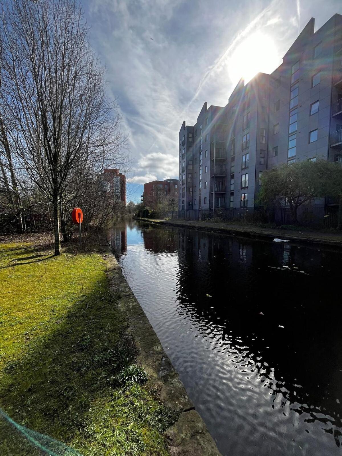 Serene 2-Bed Flat With Canal Views - Coop Live & Ethiad Manchester Eksteriør bilde