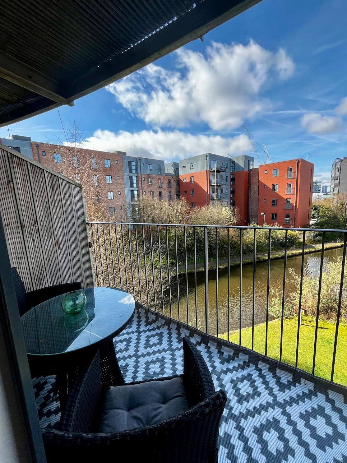 Serene 2-Bed Flat With Canal Views - Coop Live & Ethiad Manchester Eksteriør bilde