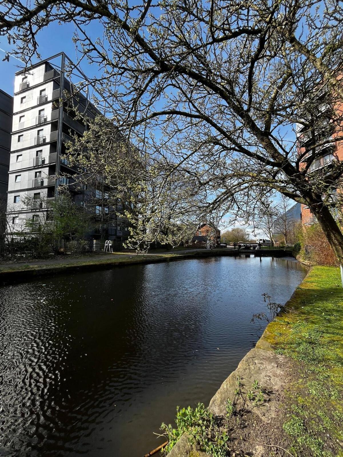 Serene 2-Bed Flat With Canal Views - Coop Live & Ethiad Manchester Eksteriør bilde