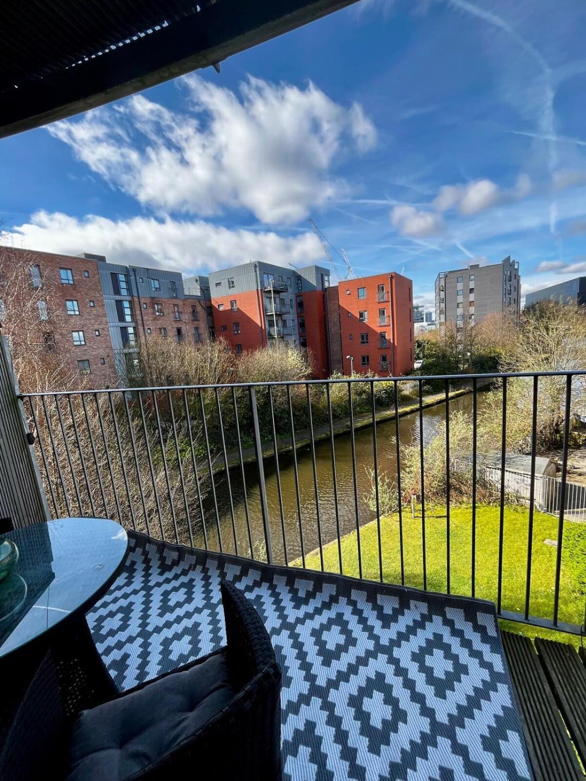 Serene 2-Bed Flat With Canal Views - Coop Live & Ethiad Manchester Eksteriør bilde