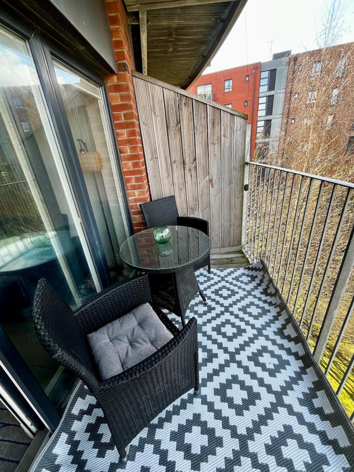 Serene 2-Bed Flat With Canal Views - Coop Live & Ethiad Manchester Eksteriør bilde